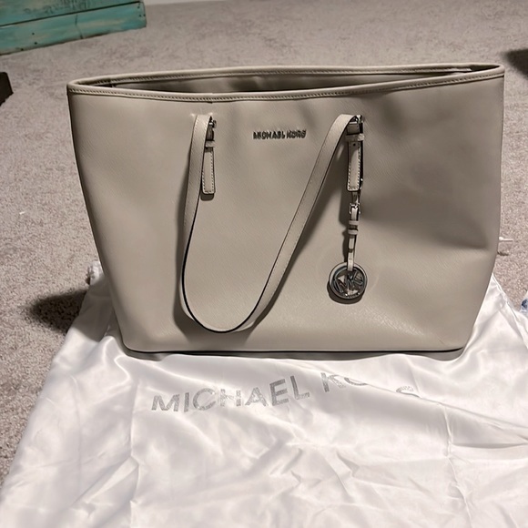 Michael Kors Jetset Leather Travel Tote; Grey. - Picture 1 of 2